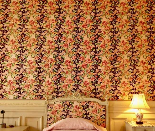 Bold wallpaper decoration in the bedroom for a quick bedroom makeover - Beautiful Homes