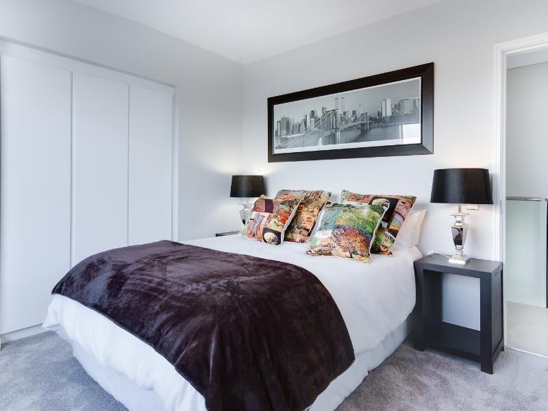 Girls’ bedroom decor ideas with bold cushion covers & wall art - Beautiful Homes