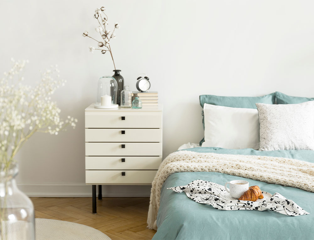 Add simplicity to your bedroom by using simple white nightstand - Beautiful Homes Add simplicity to your bedroom by using simple white nightstand - Beautiful Homes