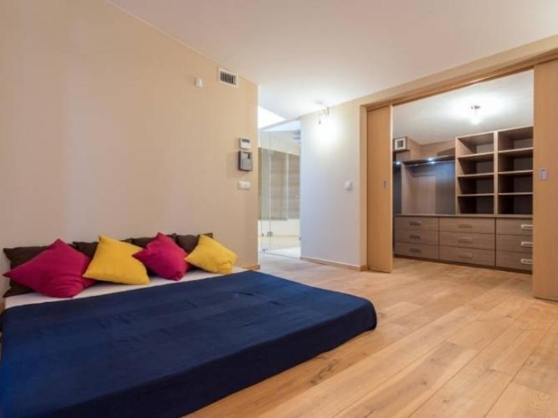 Walk in wardrobe colours for your bedroom design - Beautiful Homes