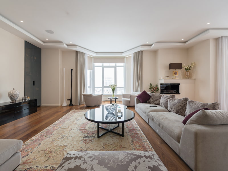 Chic interior design of a living room with clean lines & minimalism - Beautiful Homes