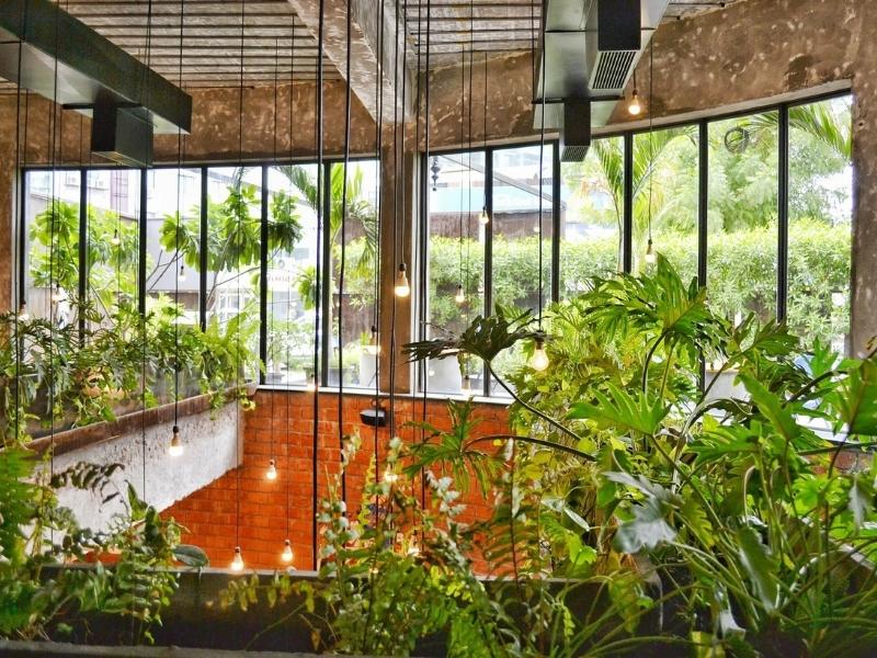 Small space indoor courtyard design with pendant lights - Beautiful Homes