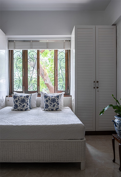 Small bedroom design with tall cupboard unit - Beautiful Homes