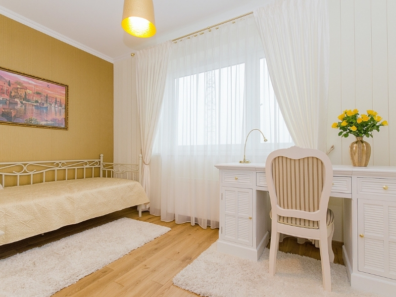 Enhance your colour blocking with wooden pieces - Beautiful Homes