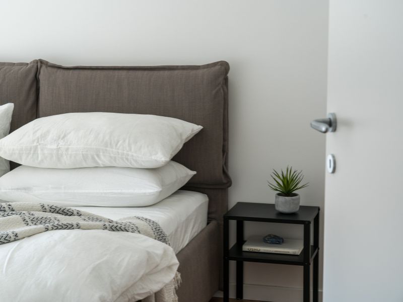 Dresser bedside table ideas for your guest bedroom - Beautiful Homes