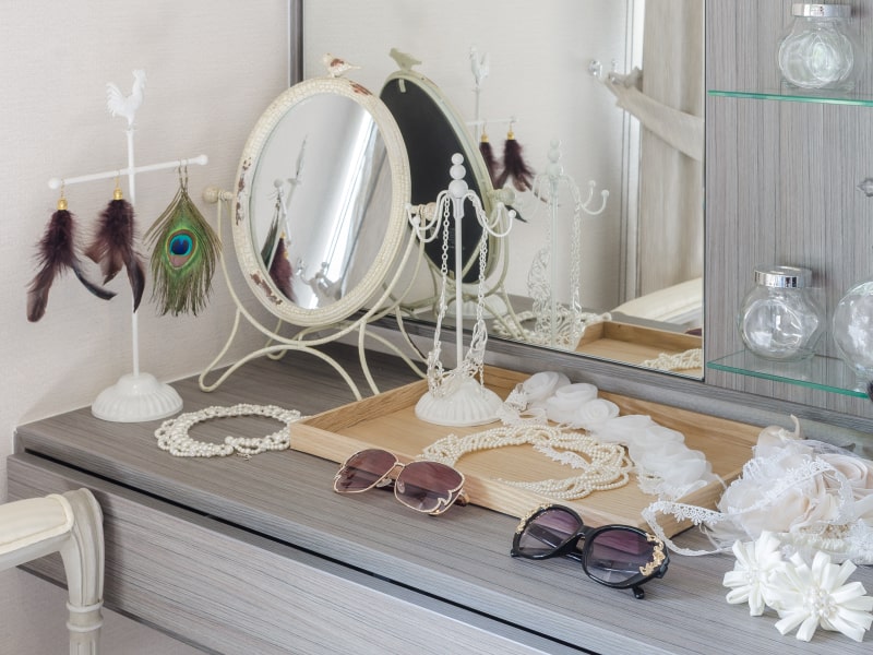 Detangle your jewellery on the dresser for better organization - Beautiful Homes