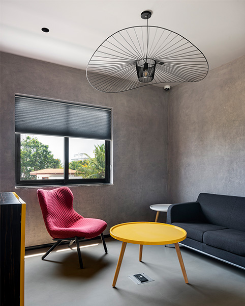 Living room design with a magenta colour chair - Beautiful Homes