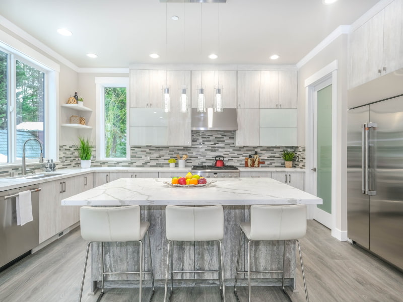 Island kitchen design with a clean countertop & organized space - Beautiful Homes