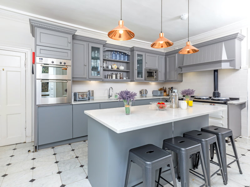L-shaped kitchen with shelf organization for storage purposes - Beautiful Homes