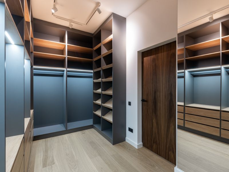 Blue & white walk-in closet for your bedroom - Beautiful Homes