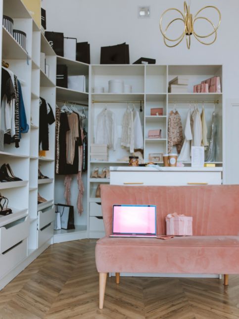 Small luxurious walk-in closet for your bedroom - Beautiful Homes