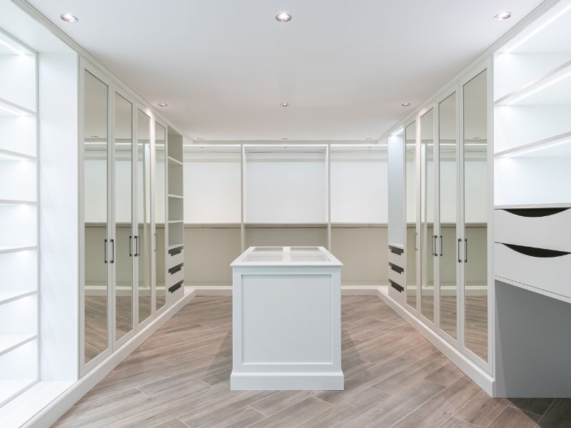 Walk-in wardrobe sheet with mirrors - Beautiful Homes