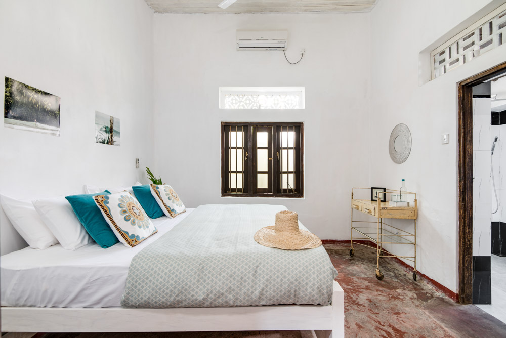 Small White Bedroom Design With Bar-Cart Styled Table With Drawers – Beautiful Homes Small White Bedroom Design With Bar-Cart Styled Table With Drawers – Beautiful Homes