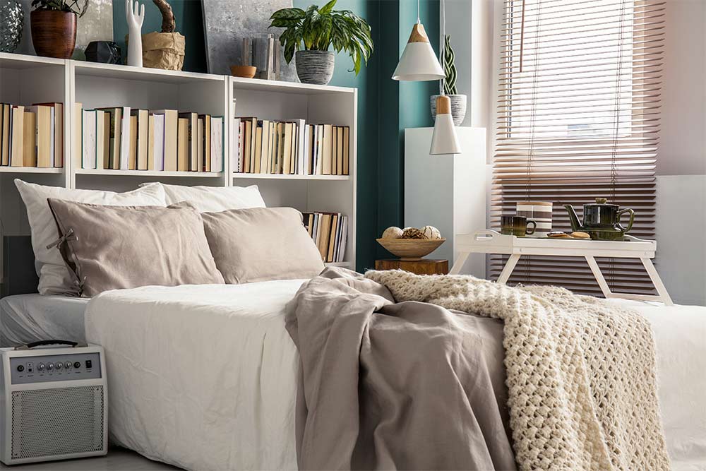 Small bedroom with bookshelves as headboard & décor pieces - Beautiful Homes Small bedroom with bookshelves as headboard & décor pieces - Beautiful Homes