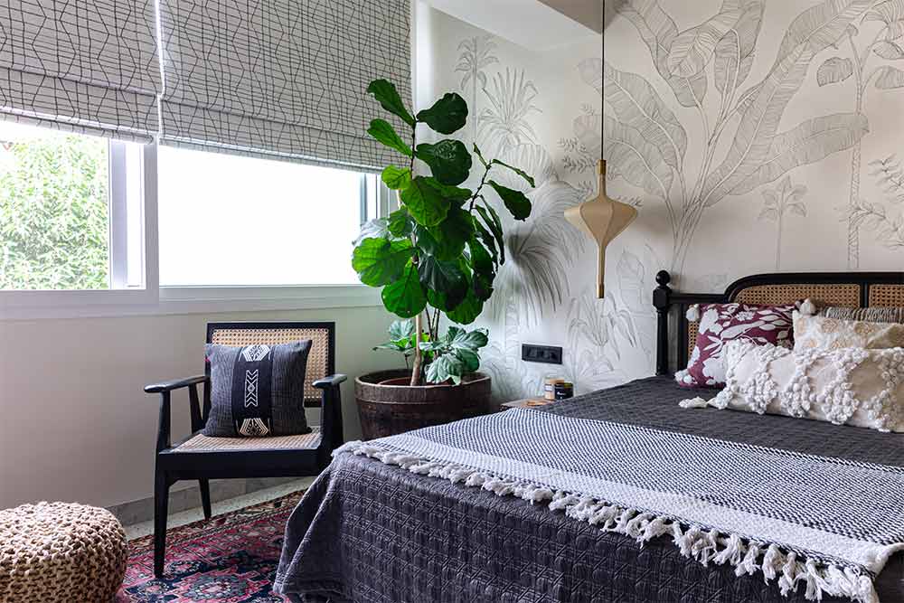 Small bedroom décor with indoor plants, rug & soft furnshings - Beautiful Homes Small bedroom décor with indoor plants, rug & soft furnishings - Beautiful Homes