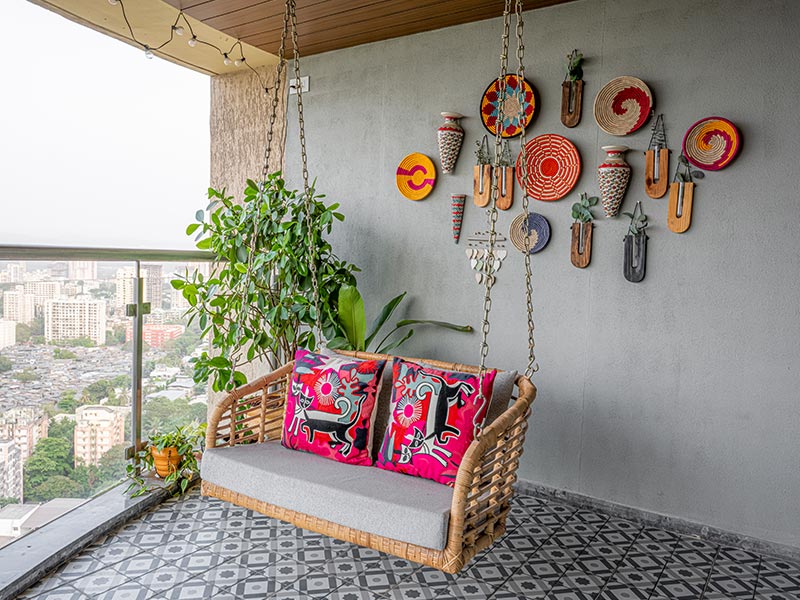 Chic balcony seating ideas with wall art – Beautiful Homes