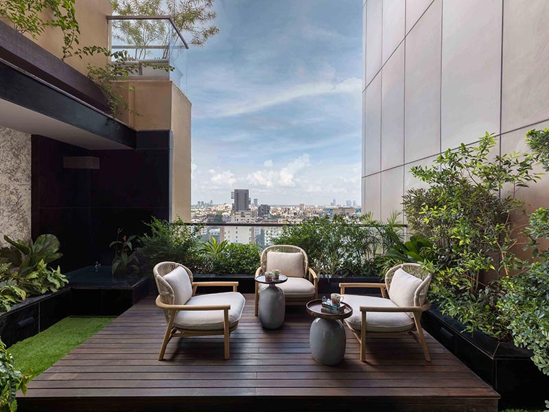 Large balcony sitting area with patio furniture – Beautiful Homes