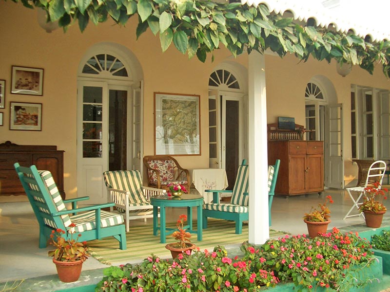 Dark toned curtain colour combination design for your house design – Beautiful Homes