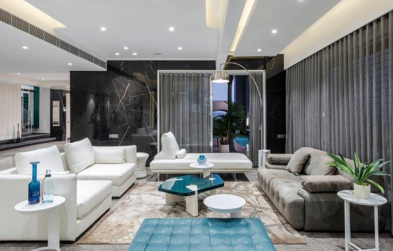 Black accents & luxurious seating for your living room that is trending for 2022 - Beautiful Homes