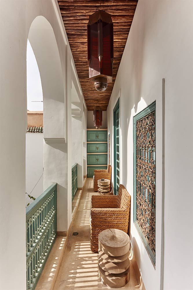 Small balcony décor ideas with arch design - Beautiful Homes