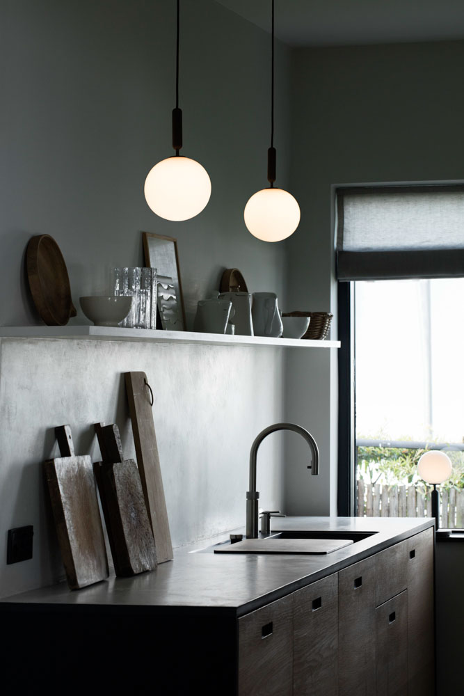 Small modular kitchen design with rustic interiors - Beautiful Homes Small kitchen design with rustic countertop, backsplash & cabinets - Beautiful Homes