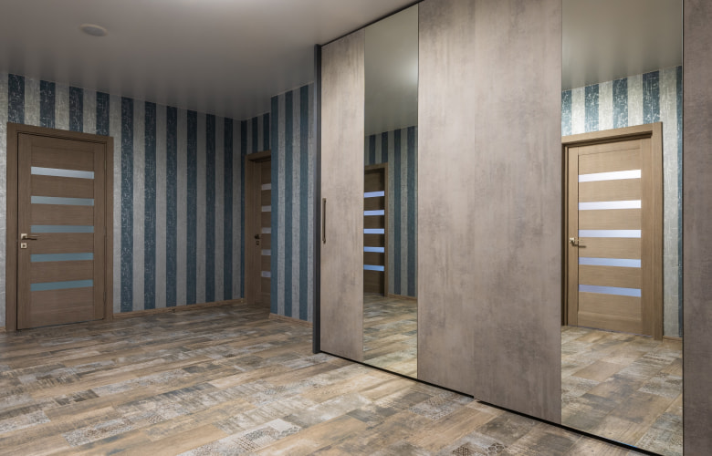 Hallway wallpaper ideas with full-size mirror - Beautiful Homes