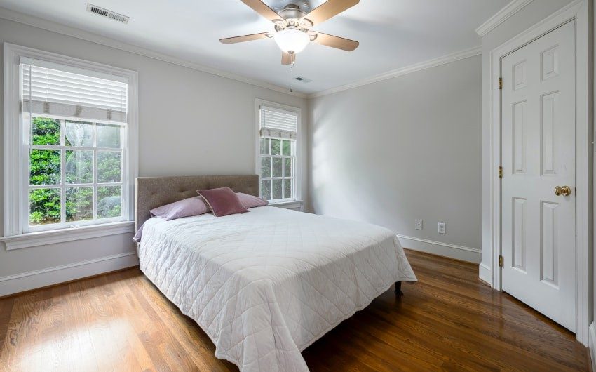 Minimalist bedroom interior design with ceiling fan - Beautiful Homes Minimalist bedroom interior design with ceiling fan - Beautiful Homes