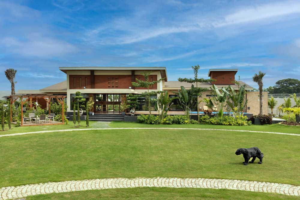 Dining sets & plants to add greenery to your house exterior - Beautiful Homes