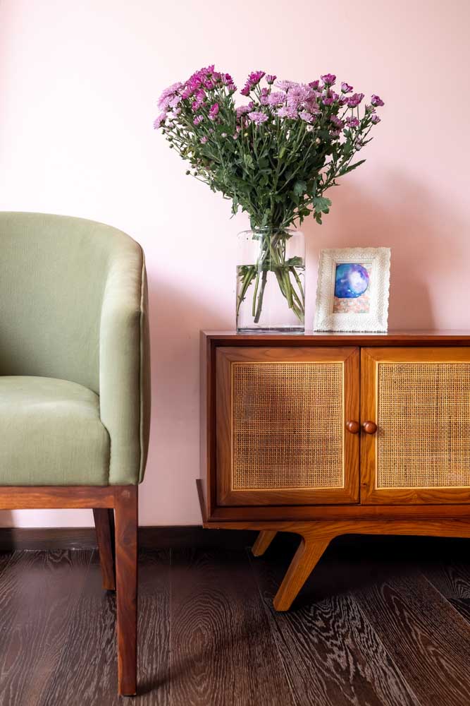 Neutral or pastel backdrops are well-suited for the rustic style & wooden furniture - Beautiful Homes
