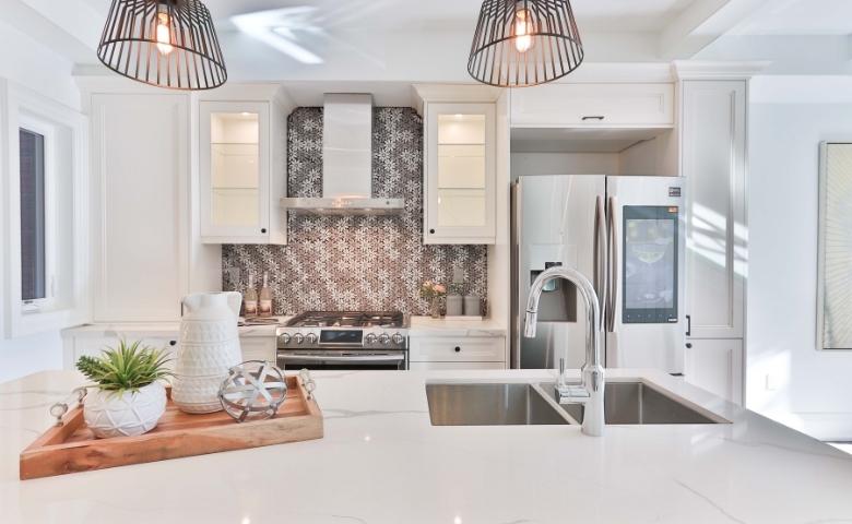 Back painted glass design in the kitchen on cabinets - Beautiful Homes