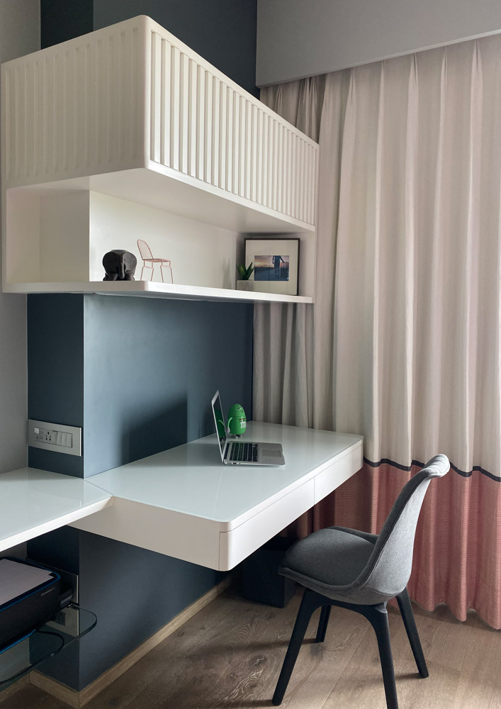 Use some solid colour block backdrop & neutral shades for your home office setup - Beautiful Homes 