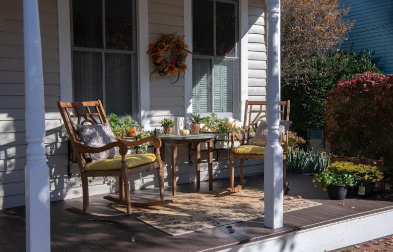 Romantic cottage front porch design ideas for your home - Beautiful Homes