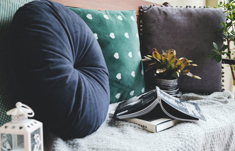 3 pillow rule for your living room décor ideas - Beautiful Homes