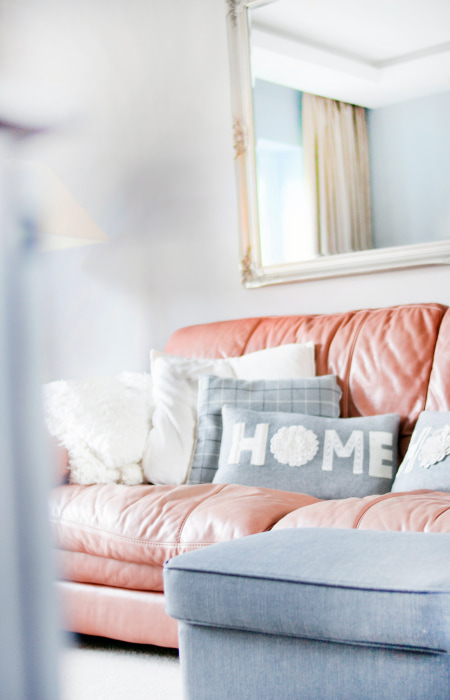 Use different variety of pillow sizes for your living room décor - Beautiful Homes