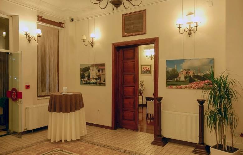 Wall lights to enhance your foyer design - Beautiful Homes