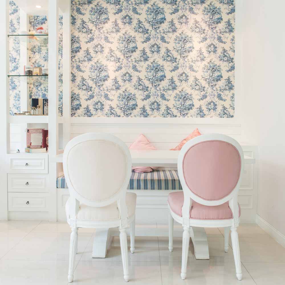 Wallpaper print in certain panels of a clear wall to highlight the space - Beautiful Homes Wallpaper pattern in different panels of the wall that breaks monotony and highlights the space - Beautiful Homes