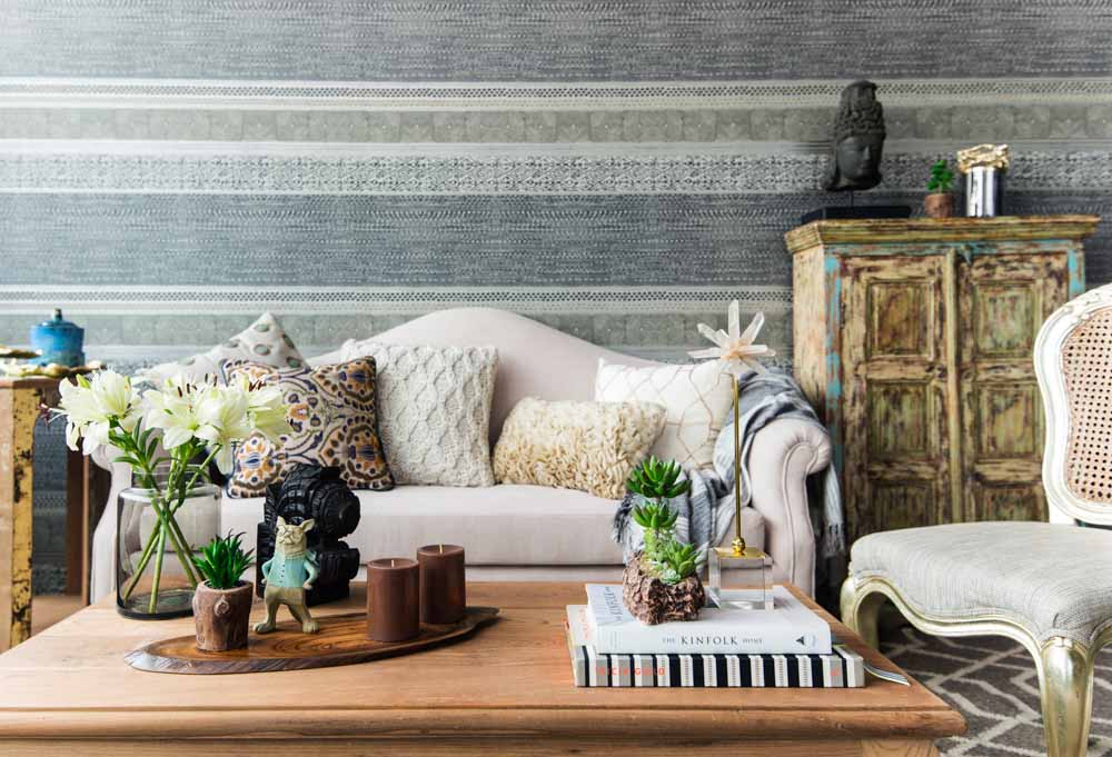 Wall coverings with interesting fabrics complementing with home decor - Beautiful Homes House wallpaper of interesting fabrics with matching home decor - Beautiful Homes