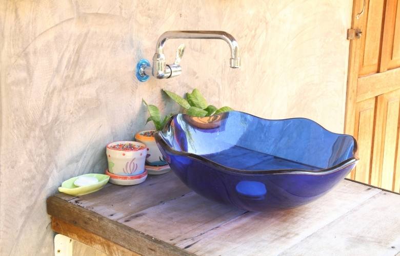 Choose bold colours for your dining room wash basin design - Beautiful Homes