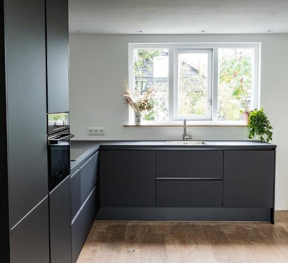 Black & sleek L-shaped modular kitchen design layout - Beautiful Homes