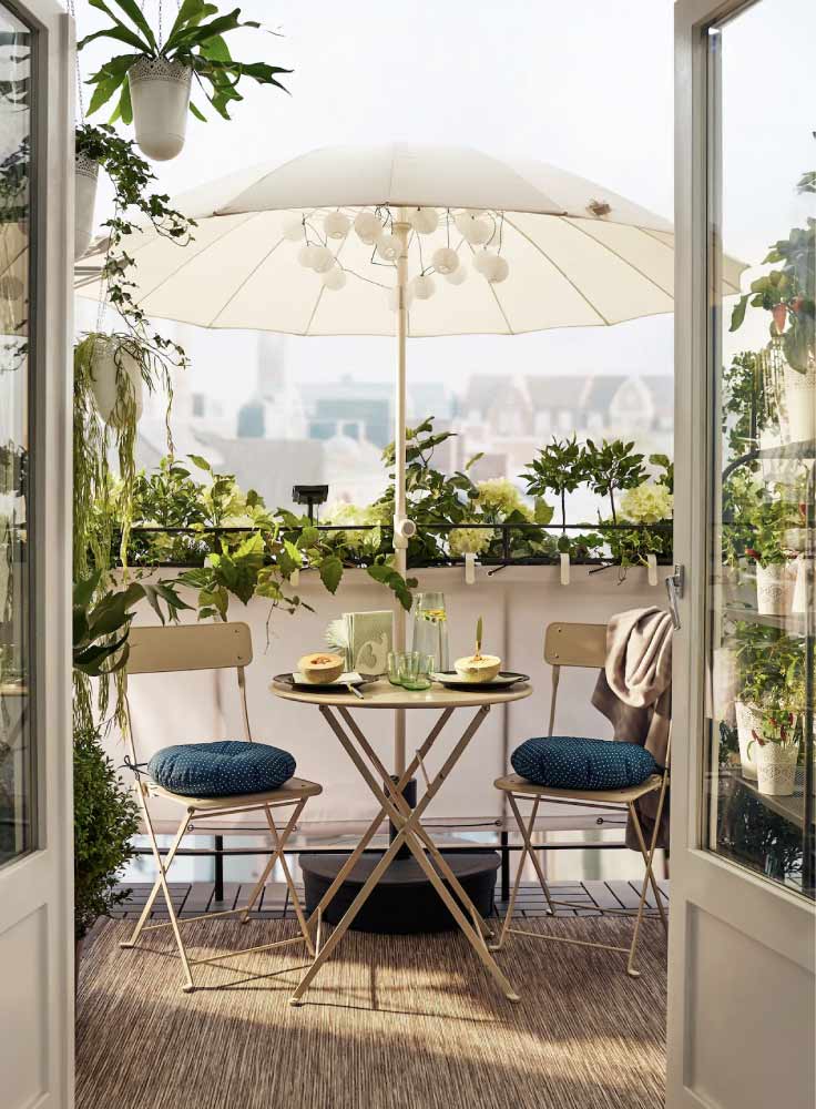 Balcony design with chairs to give vacation feels in your home décor - Beautiful Homes