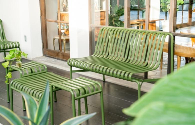 Use a sitting bench in the balcony - Beautiful Homes