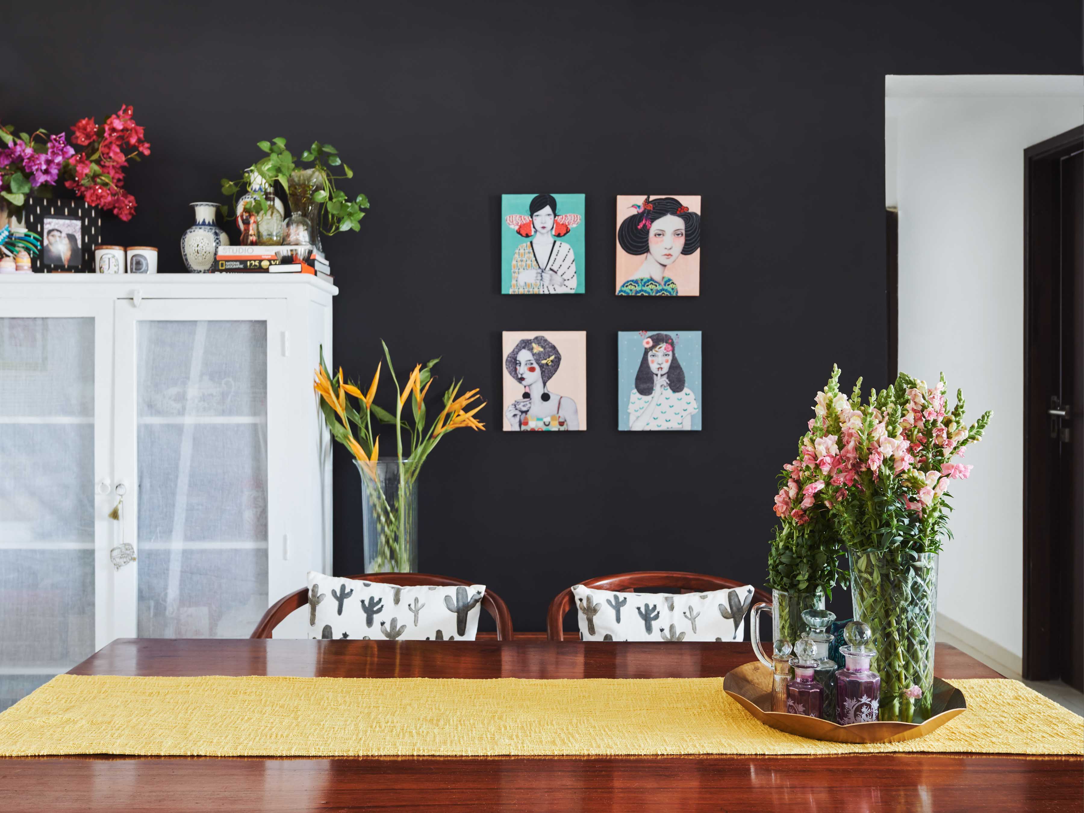 The black wall in the living room - Beautiful Homes