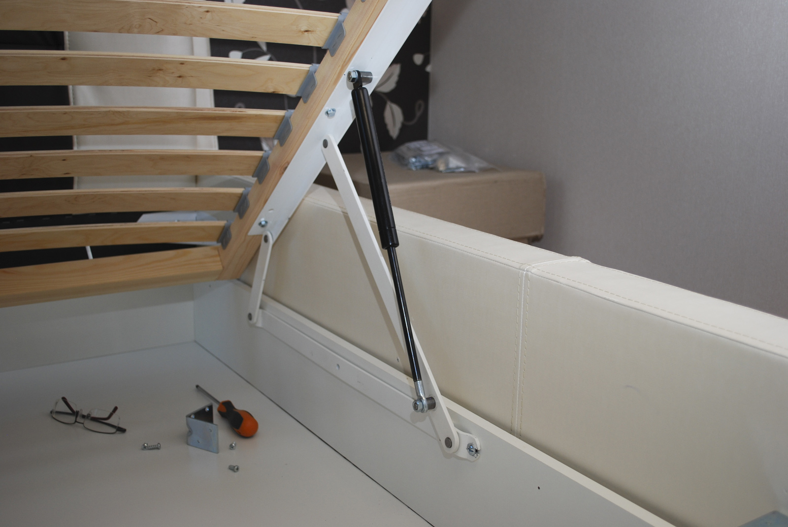 Bed Design Idea With a Pull Up Hydraulic Storage - Beautiful Homes