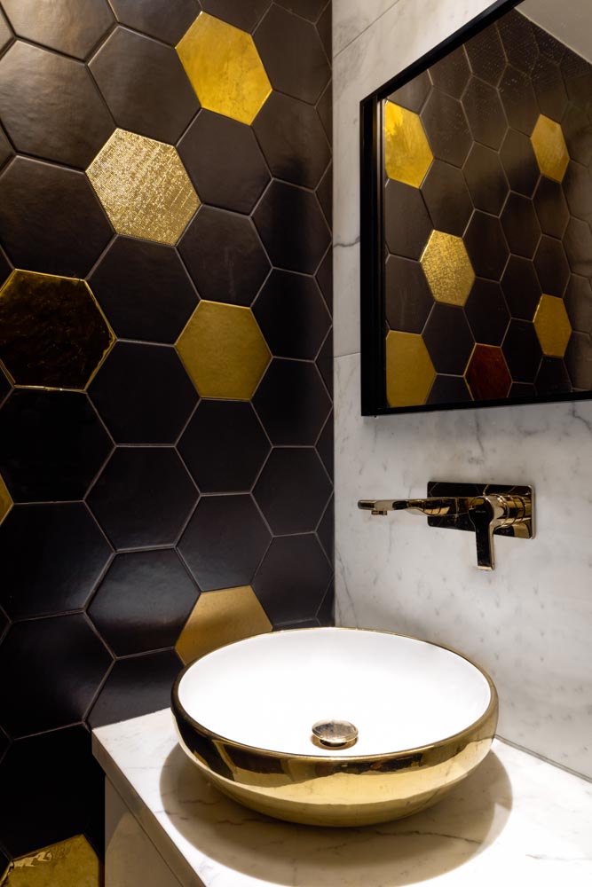 Black & gold bathroom design colour combination - Beautiful Homes Colour combination for black & gold bathroom interior design - Beautiful Homes
