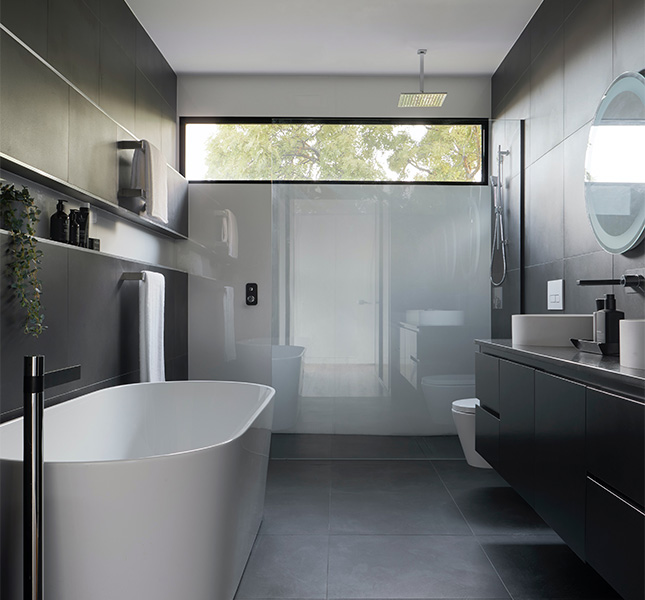 A free standing glass shower enclosure for a small bathroom - Beautiful Homes