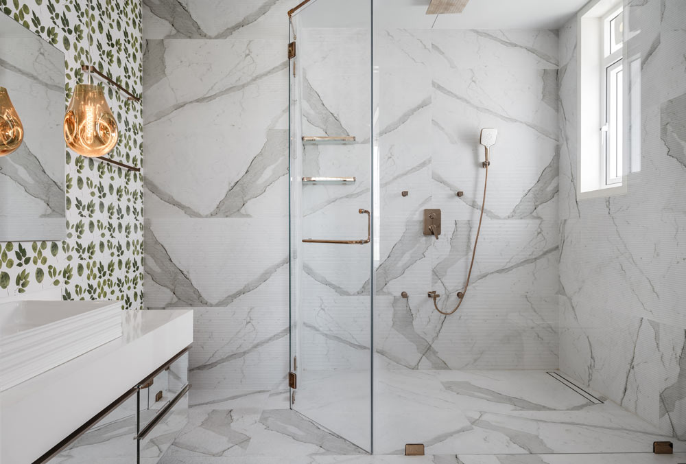 All white bathroom tiles colour paired with accent wall with leafy tiles - Beautiful Homes All white bathroom tiles colour paired with accent wall with leafy tiles - Beautiful Homes