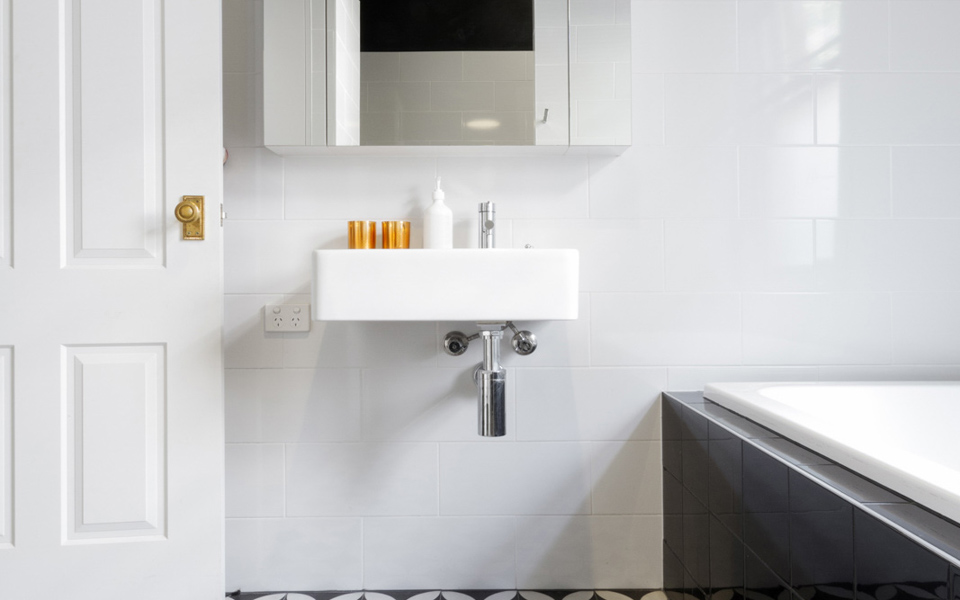 Minimalist bathroom design with wash basin vanity & bathtub – Beautiful Homes