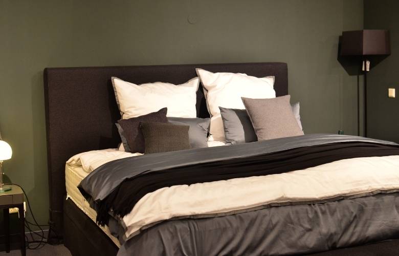 Luxury bedroom ideas with multi-colored cushion décor - Beautiful Homes