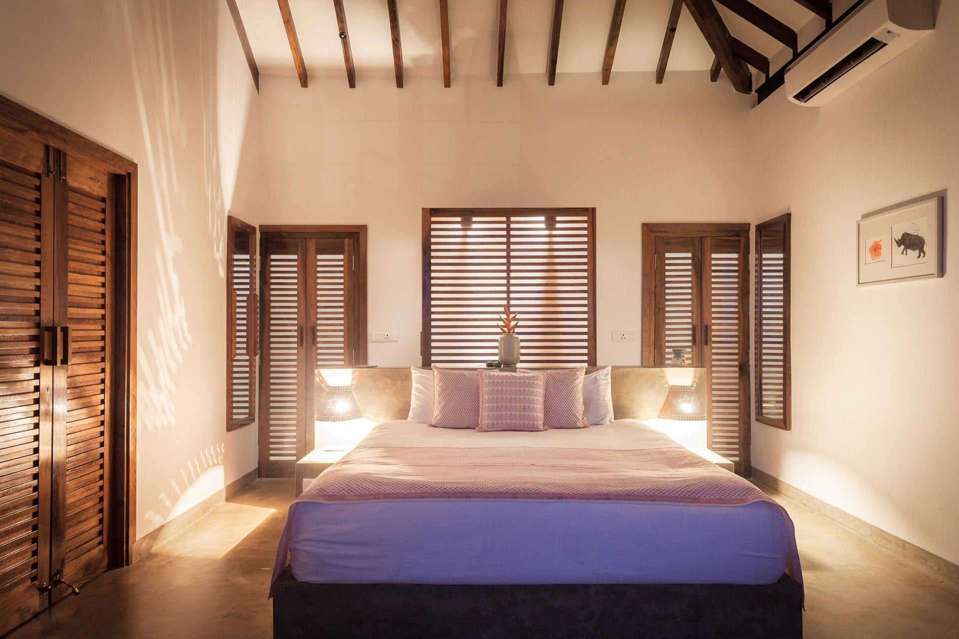 A Minimal Small Bedroom Interior Design Ideas With Built-In Closet And Light Linen, Beige Walls And Free Bedside Space For Storage – Beautiful Homes