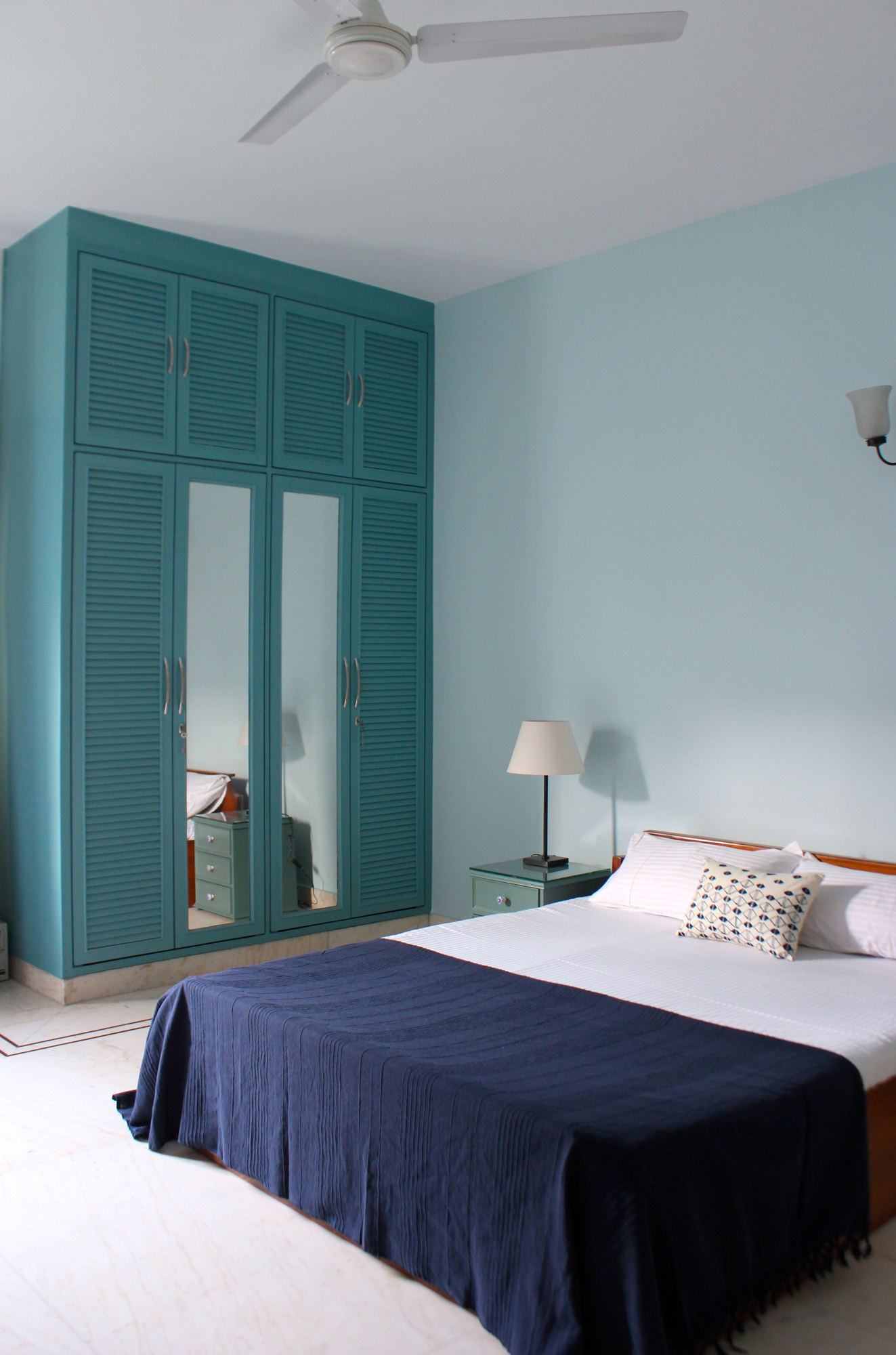 Small Bedroom Design With Blue Cupboard With Table Lamp - Beautiful Homes